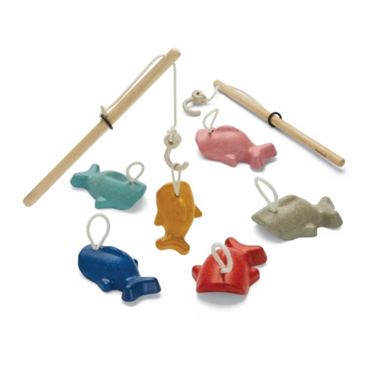 PlanToys fiskespel i trä med två magnetiska spön och sex färgglada fiskar för barn från 3 år