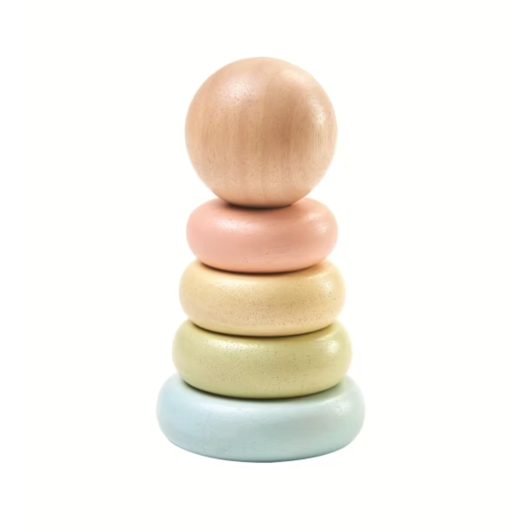 Pastellfärgad stapelleksak i trä från PlanToys för barn från 12 månader