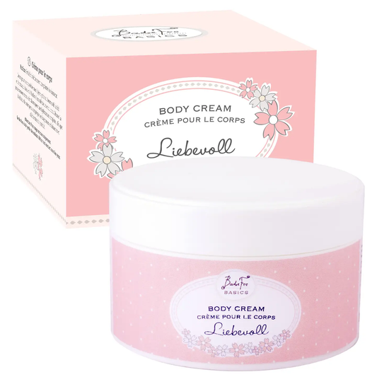 BadeFee Kroppskräm Kärleksfullt – Vegansk, återfuktande kroppskräm med aloe vera, kokosolja, sheasmör och glycerin. Frisk doft av citrusblommor, jordgubbar och vild rabarber, 200 ml.