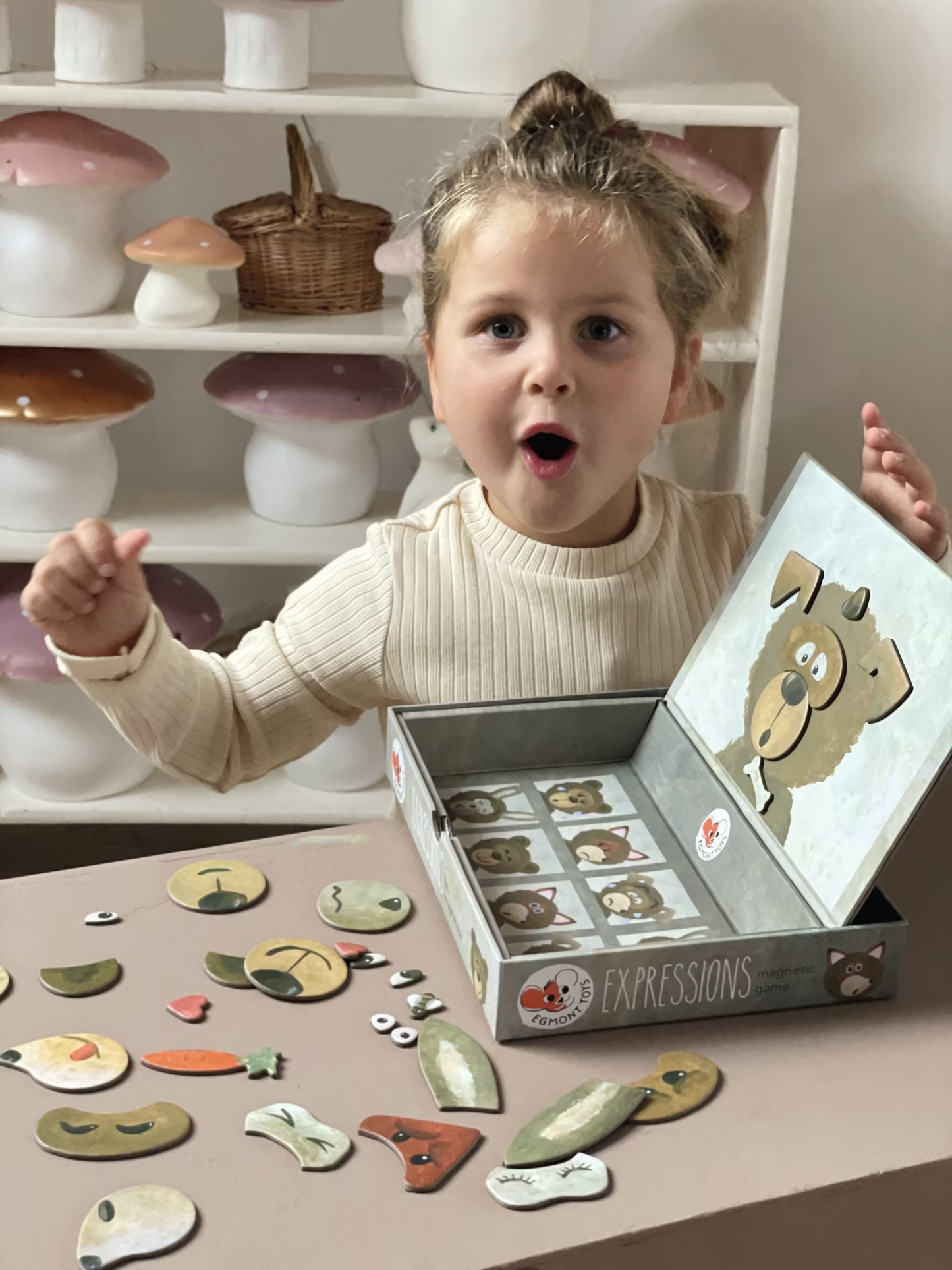 Inne i spelet "Känslouttryck" – magnetiska bilder av olika känslor som barn kan ordna och lära sig om känslouttryck och emotioner.