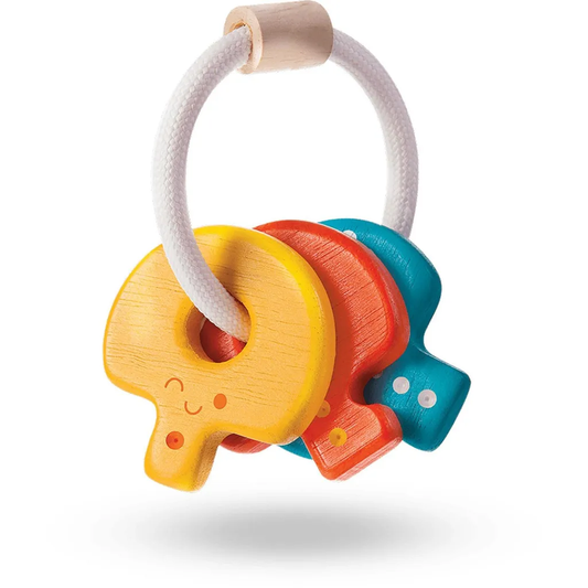 Skallra med greppvänliga nycklar från PlanToys, designad för att stimulera barnets motorik och hörsel.