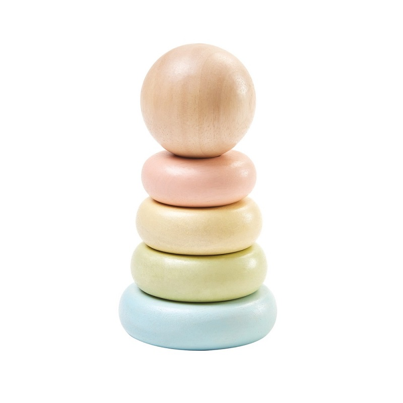 Stapelleksak i pastellfärger från PlanToys, tillverkad i ekologiskt trä med ringar i olika storlekar för motorikträning.