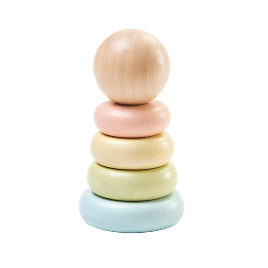 Stapelleksak i pastellfärger från PlanToys, tillverkad i ekologiskt trä med ringar i olika storlekar för motorikträning.