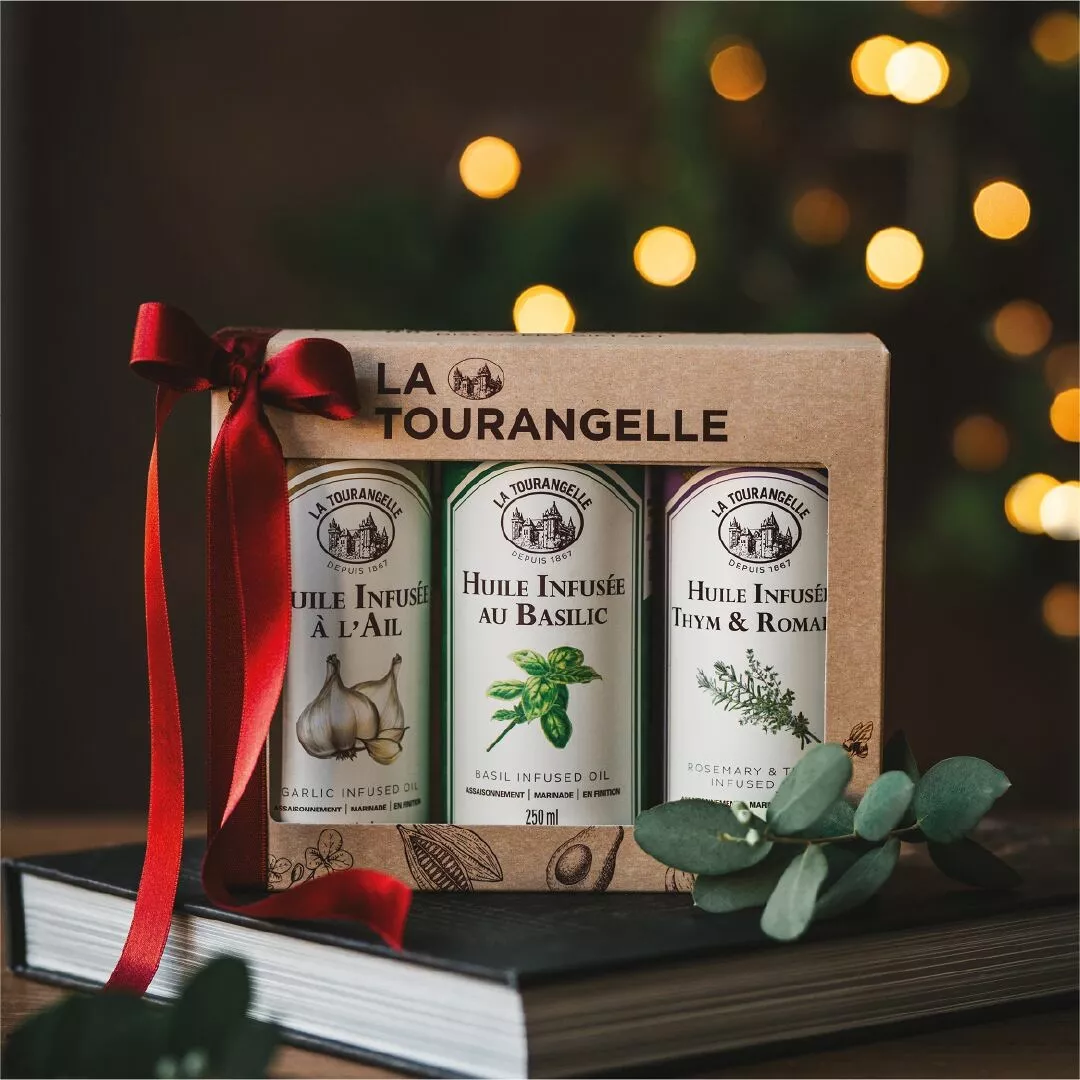 La Tourangelle presentset med tre ekologiska oljor – vitlöksolja, basilikaolja och rosmarin- & timjanolja i 250 ml flaskor, perfekt som gåva.
