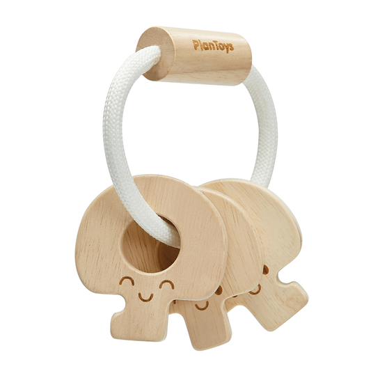 Klassiska baby-nycklar i naturlig träfärg från PlanToys, designad för att stimulera motorik och hörsel.

